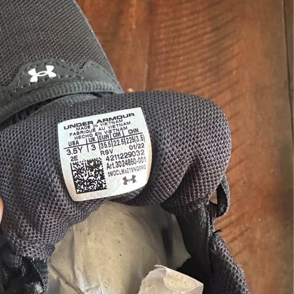 Boys Under Armour Shoes - Picture 2 of 3